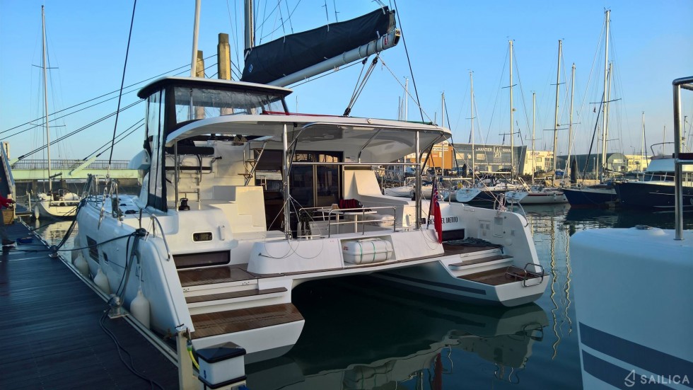 Lagoon 42 - Yacht Charter Sailica