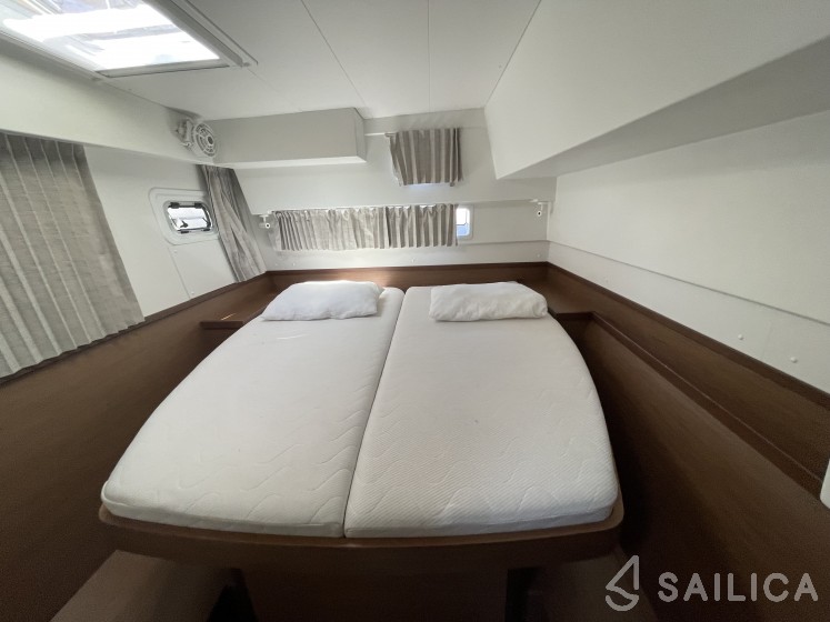 Lagoon 42 - Yacht Charter Sailica