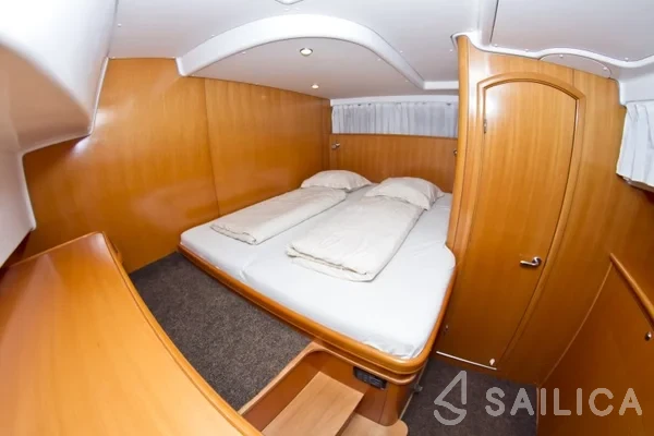 Lagoon Power 43 - Yacht Charter Sailica