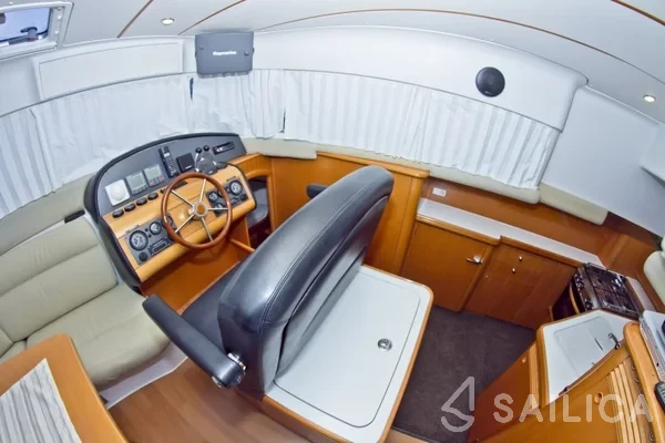 Lagoon Power 43 - Yacht Charter Sailica