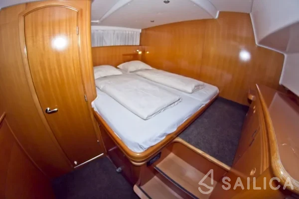 Lagoon Power 43 - Yacht Charter Sailica