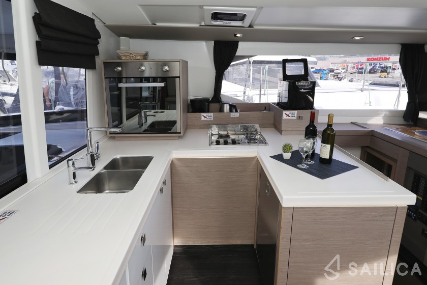Astréa 42 - Yacht Charter Sailica