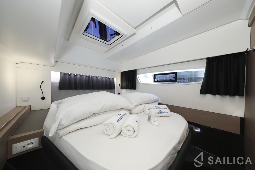 Astréa 42 - Yacht Charter Sailica