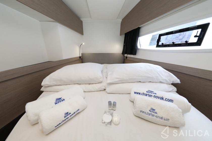 Astréa 42 - Yacht Charter Sailica