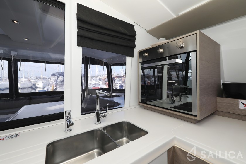 Astréa 42 - Yacht Charter Sailica