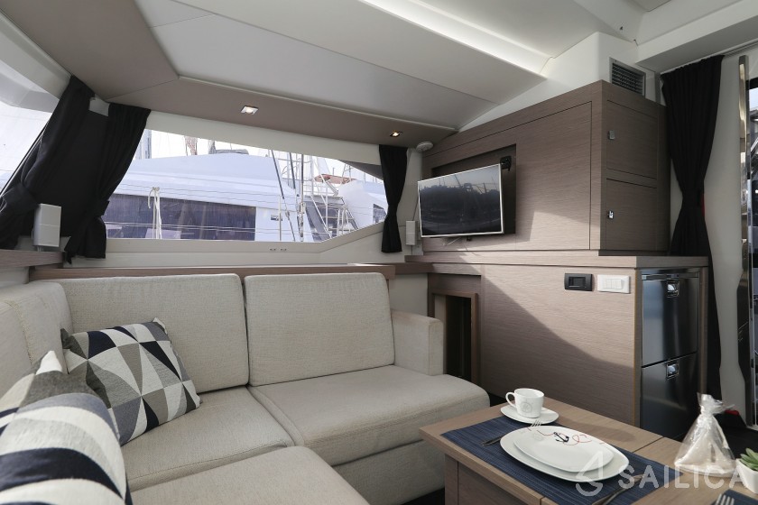 Astréa 42 - Yacht Charter Sailica