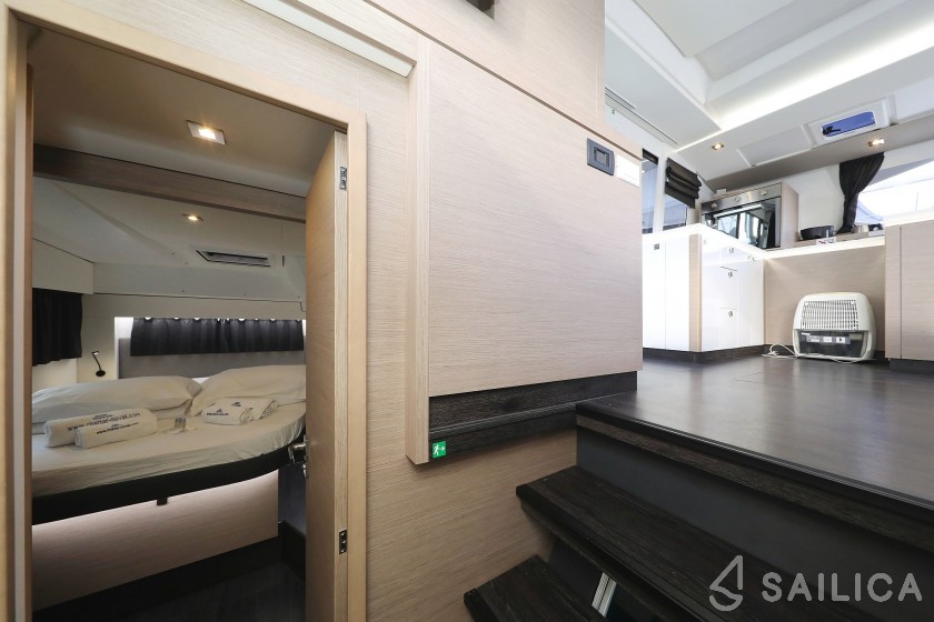 Astréa 42 - Yacht Charter Sailica