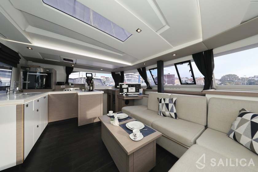 Astréa 42 - Yacht Charter Sailica