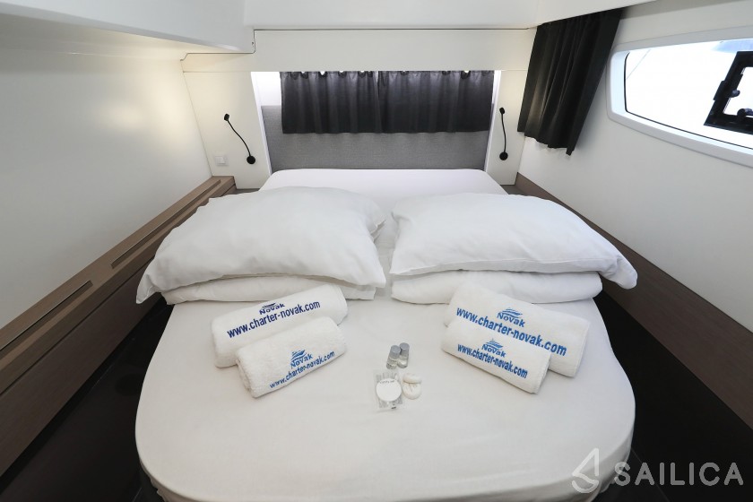 Astréa 42 - Yacht Charter Sailica