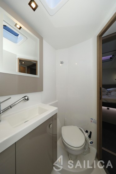 Astréa 42 - Yacht Charter Sailica