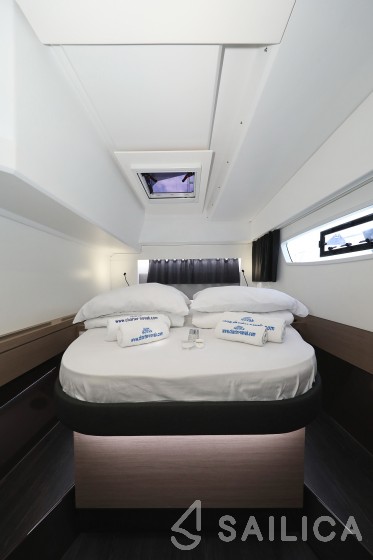 Astréa 42 - Yacht Charter Sailica
