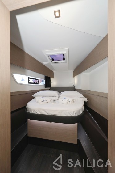 Astréa 42 - Yacht Charter Sailica
