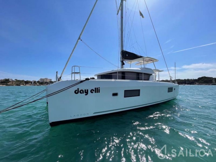 Lagoon 42 - Yacht Charter Sailica