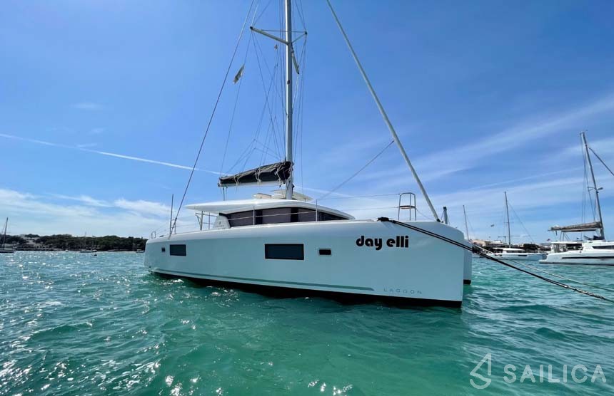 Lagoon 42 - Yacht Charter Sailica