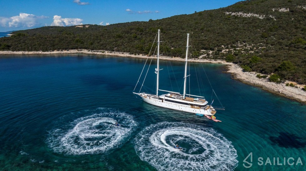 MS Custom Line - Yacht Charter Sailica