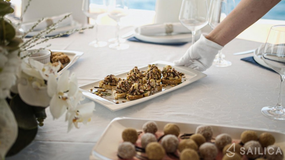 MS Custom Line - Yacht Charter Sailica