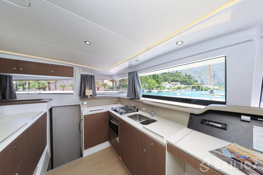 Bali 4.1 - Yacht Charter Sailica