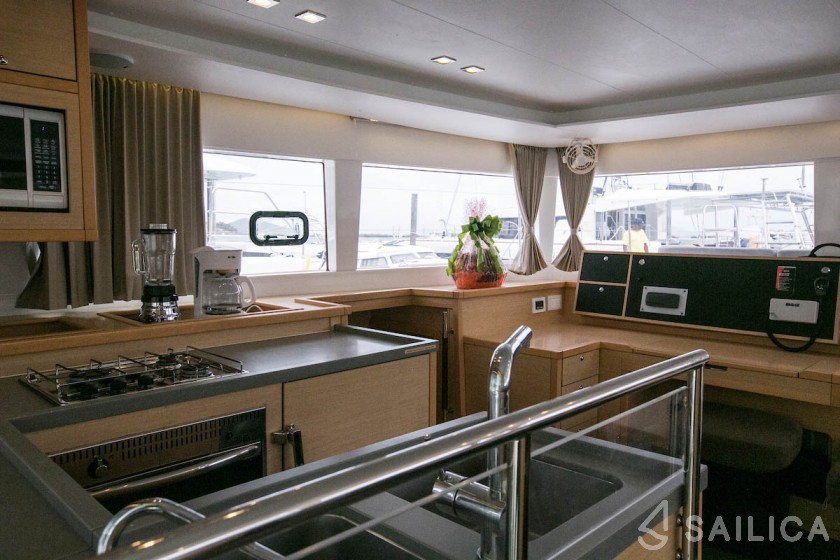 Lagoon 450  Flybridge - Yacht Charter Sailica