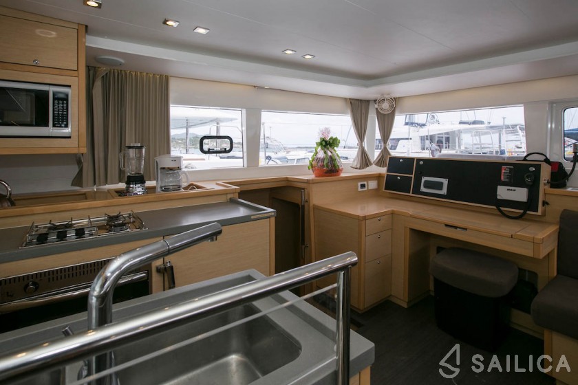 Lagoon 450  Flybridge - Yacht Charter Sailica