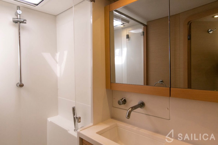 Lagoon 450  Flybridge - Yacht Charter Sailica