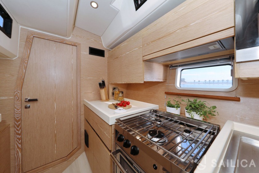 Hanse 675 - 3 cab. - Yacht Charter Sailica