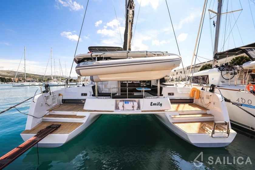 Lagoon 42 - Yacht Charter Sailica