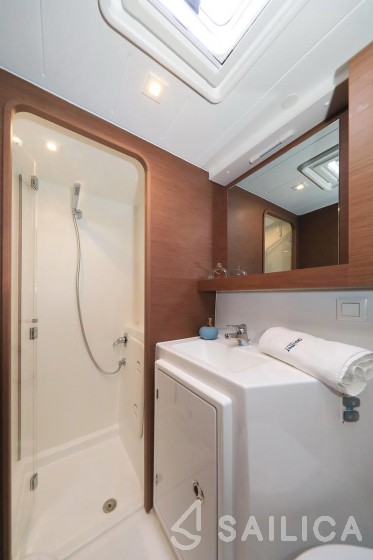 Lagoon 42 - Yacht Charter Sailica