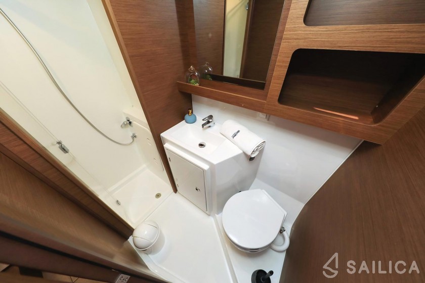 Lagoon 42 - Yacht Charter Sailica
