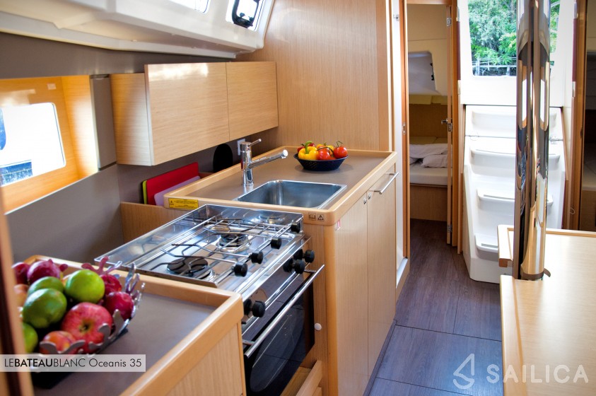 Oceanis 35 - Yacht Charter Sailica