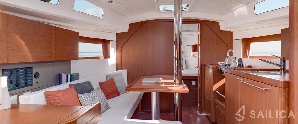 Oceanis 35 - Yacht Charter Sailica