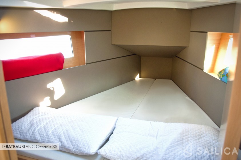 Oceanis 35 - Yacht Charter Sailica