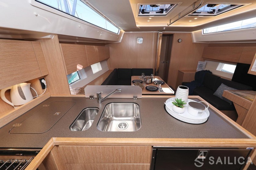 Bavaria C45 Holiday - Yacht Charter Sailica