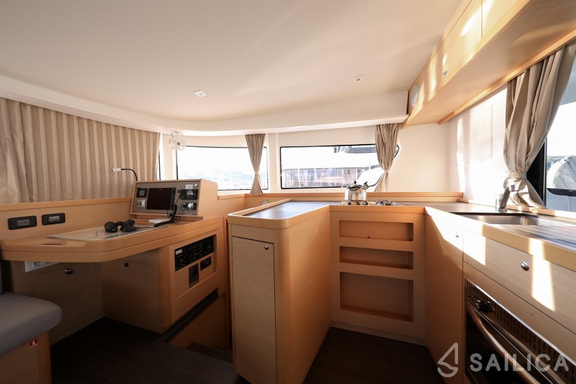 Lagoon 42 - Yacht Charter Sailica