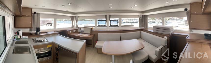 Lagoon 450  Flybridge - Yacht Charter Sailica