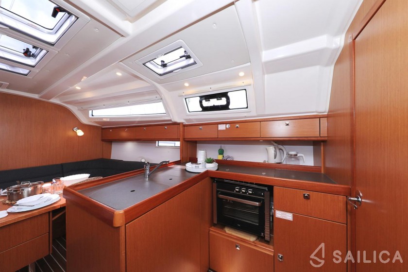 Bavaria 37 Cruiser - Yacht Charter Sailica