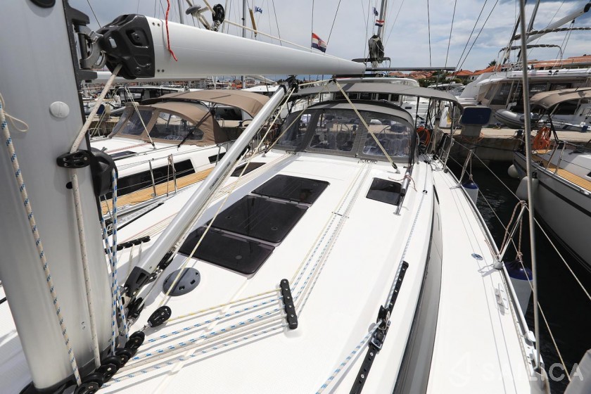 Bavaria 37 Cruiser - Yacht Charter Sailica