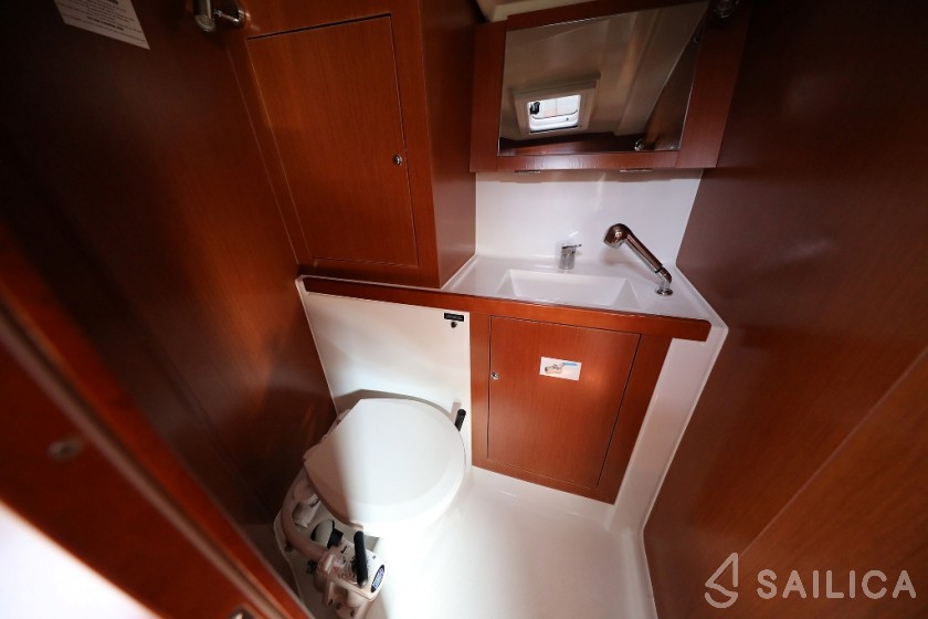 Oceanis 41.1 - Yacht Charter Sailica