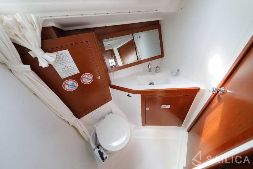 Oceanis 45 - Yacht Charter Sailica