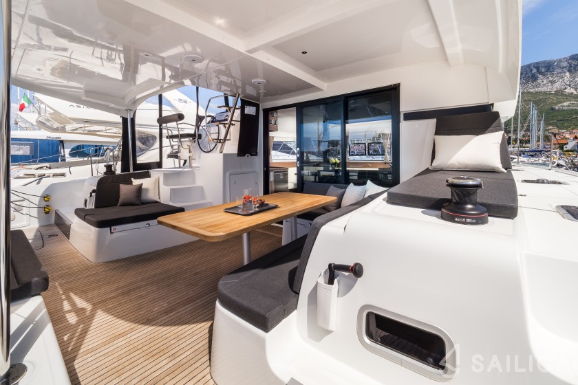 Lagoon 42 - Yacht Charter Sailica