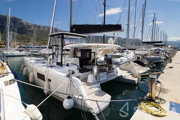 Lagoon 42 - Yacht Charter Sailica