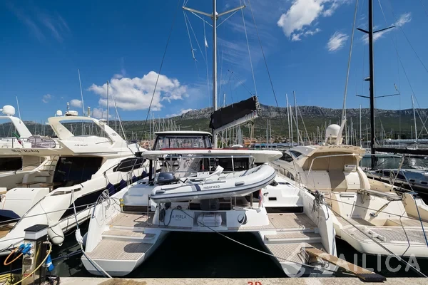Lagoon 42 - Yacht Charter Sailica