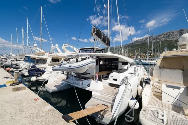Lagoon 42 - Yacht Charter Sailica
