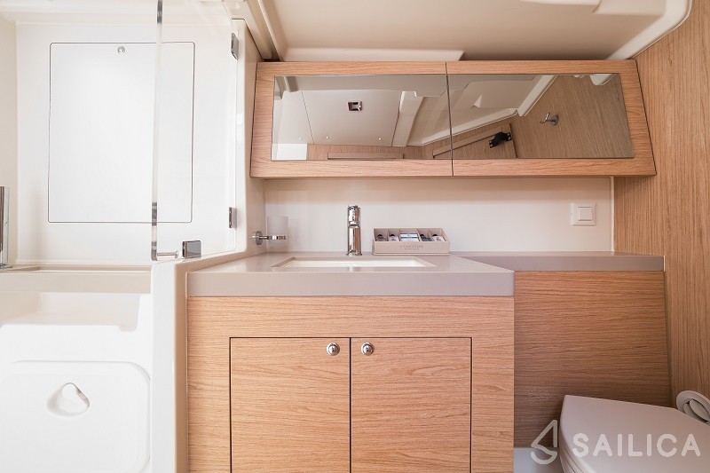 Oceanis 51.1 - Yacht Charter Sailica