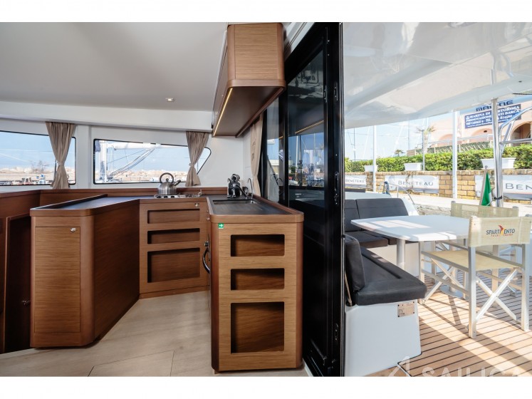 Lagoon 42 - Yacht Charter Sailica