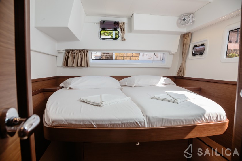 Lagoon 42 - Yacht Charter Sailica