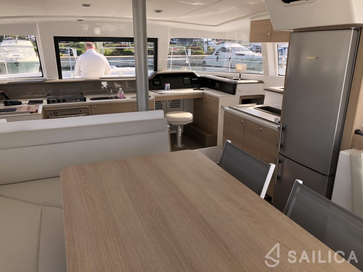 Bali 4.1 - Yacht Charter Sailica