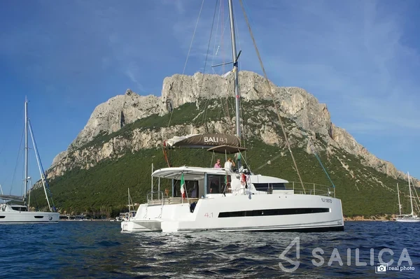 Bali 4.1 - Yacht Charter Sailica