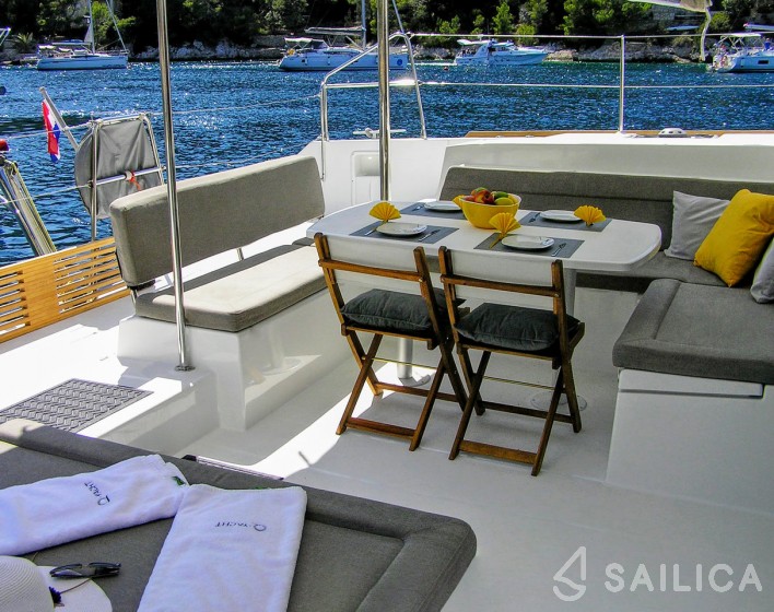 Lagoon 450  Flybridge - Yacht Charter Sailica