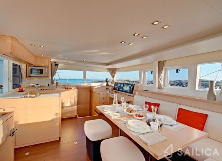 Lagoon 450  Flybridge - Yacht Charter Sailica