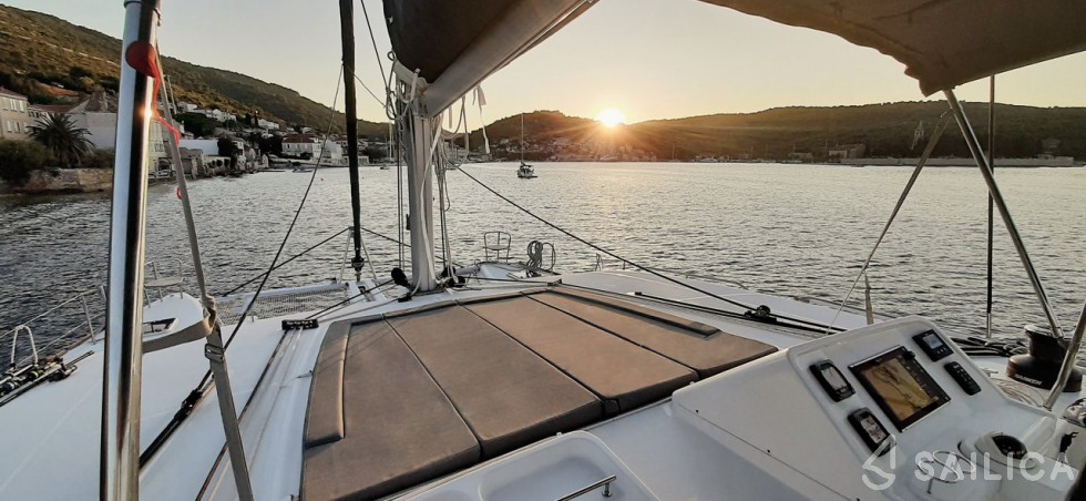 Lagoon 450  Flybridge - Yacht Charter Sailica